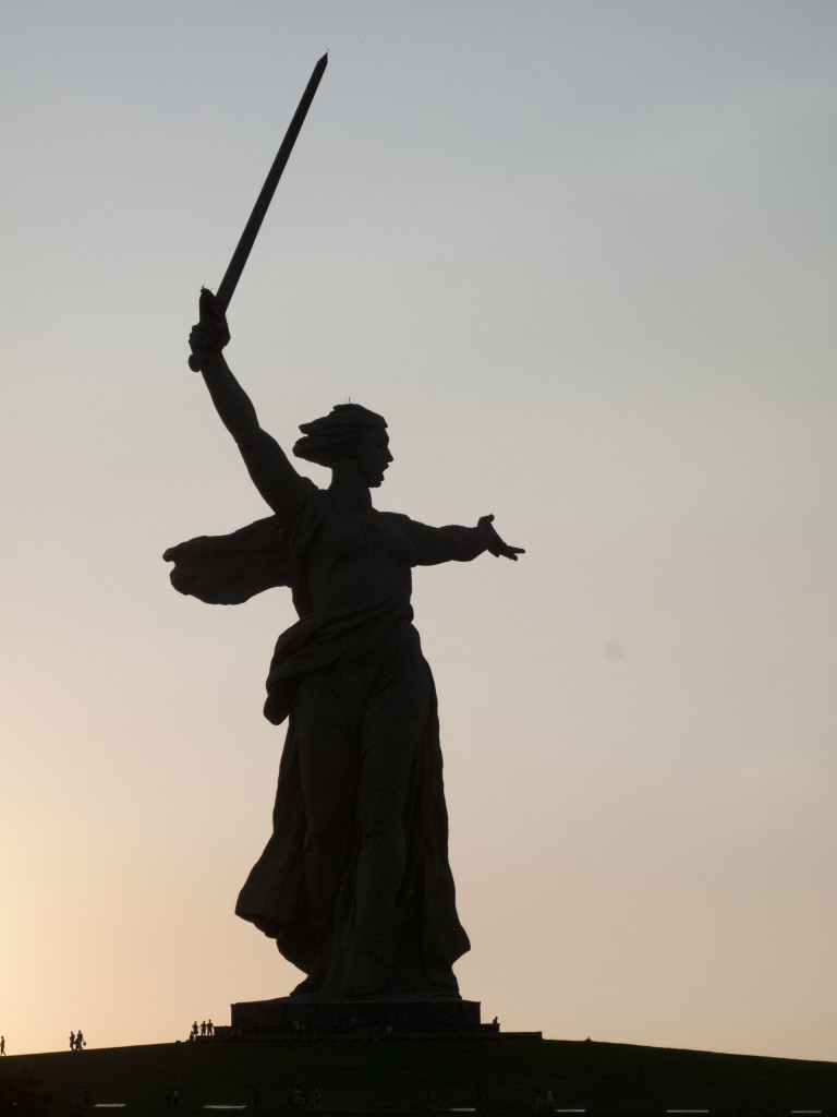 06 - obrovská socha Matka vlasť volá je postavená na kopci vo Volgograde