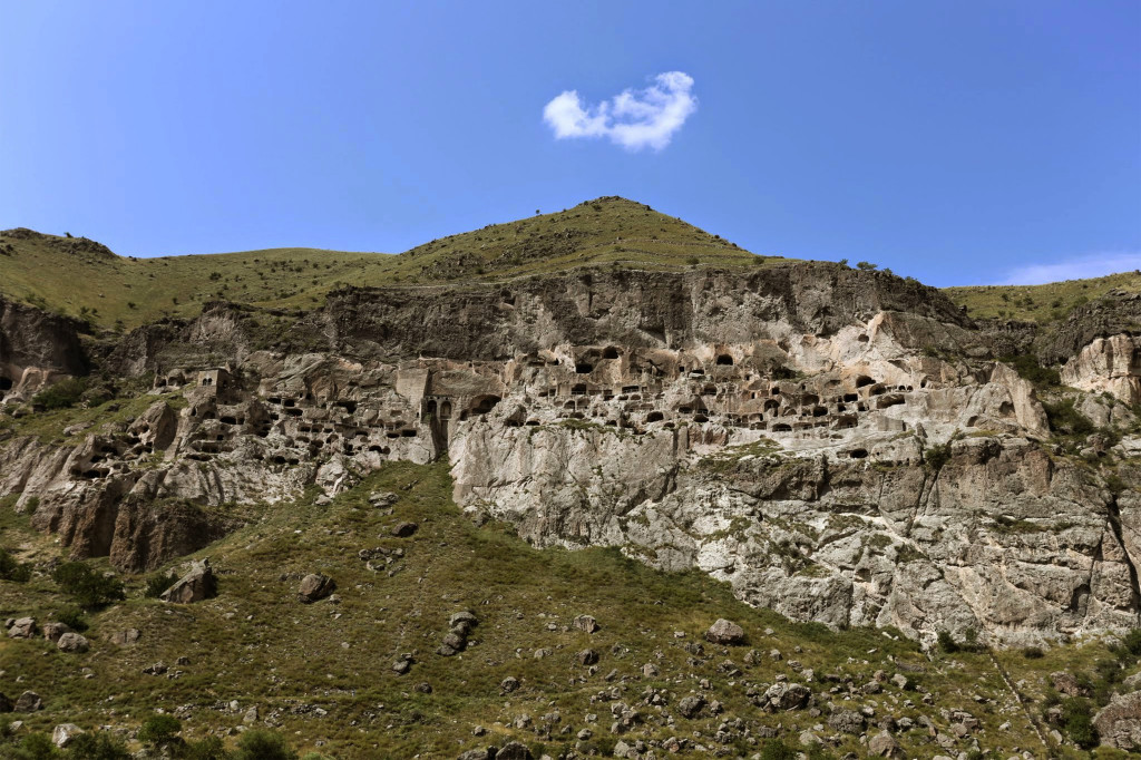 25 - Vardzia, kláštorný systém v skale z 12. storočia